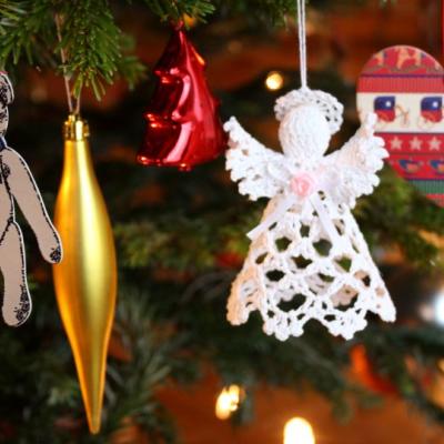 Zbliżenie na ozdoby wiszące na choince