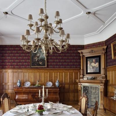 Jadalnia w Pałacu Herbsta. Na stole eksponowany jest serwis Flora Danica