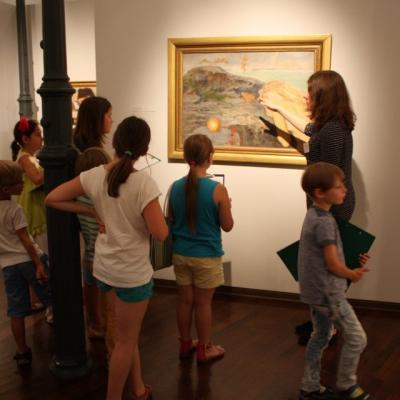 Uczestnicy warsztatów przed obrazem Dziewczyna z żabą V. Hofmana