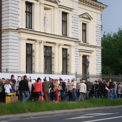 Kolejka stojąca wzdłuż płotu przed Muzeum Pałac Herbsta