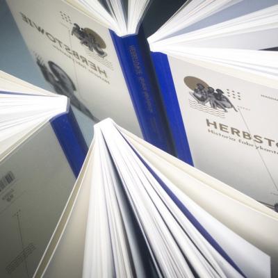 Zdjęcie: cztery książki ustawione do siebie grzbietami.