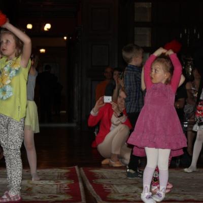 Zdjęcie z warsztatów muzycznych - tańczące dzieci