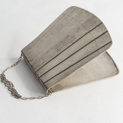 Zdjęcie srebrnej oprawy torebki balowej