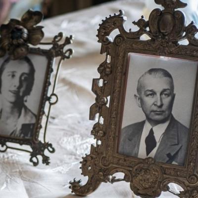 Fotografie portretowe Aleksandry i Leona Herbstów w ozdobnych, metalowych ramkach