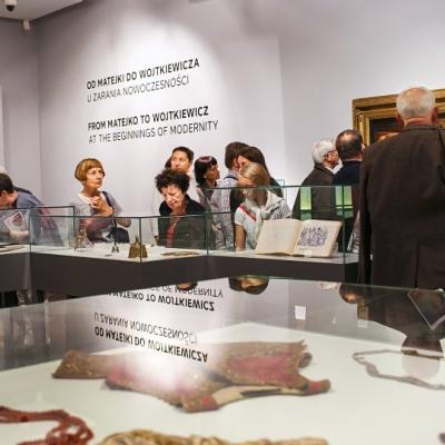 Zdjęcie przedstawia zwiedzających wystawę „Od Matejki do Wojtkiewicza. U zarania nowoczesności” 
