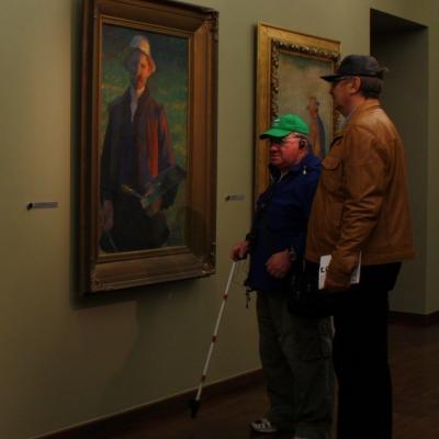 Osoby z dysfunkcją wzroku zwiedzające Galerię Sztuki Dawnej