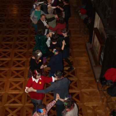 Uczestnicy akcji społecznej "O krok dalej..." tańczą kadryla w sali balowej Pałacu Herbsta