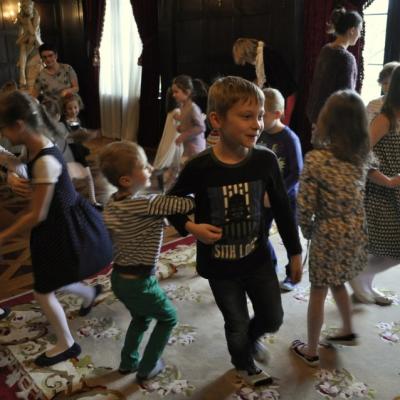 Zabawa muzyczno-ruchowa podczas Małego Salonu Muzycznego