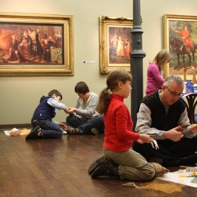 Rodzinne zespoły wykonują prace plastyczne.