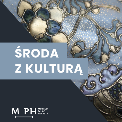 Kwadratowa grafika. Jej pole podzielone jest na pół po skosie. Górną część wypełnia zdjęcie detalu - ornamentu kwiatowego na ceramice. Dolną część wypełnia jednolity granatowy kolor. W centrum napis na jasnoniebieskim tle. 