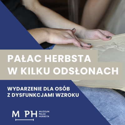 Kwadratowa grafika. Jej pole podzielone jest na pół po skosie. Jedną część wypełnia fragment zdjęcia - dłonie osoby śledzącej  tyflografikę. Drugą część wypełnia jednolity granatowy kolor. W centrum napis na jasnobeżowym tle "Pałac Herbsta w kilku odsłonach".