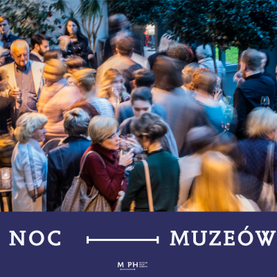 Grafika promująca Noc Muzeów w Muzeum Pałac Herbsta. Zdjęcie przedstawia dynamiczny, rozmyty tłum ludzi podczas spotkania towarzyskiego, a poniżej znajduje się granatowy pas z białym napisem „NOC — MUZEÓW” i logotypem instytucji.