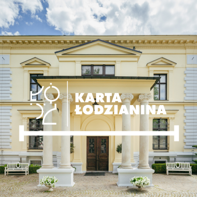 ront zabytkowego, jasnożółtego budynku z portykiem. Na środku zdjęcia umieszczono biały napis „KARTA ŁODZIANINA” 