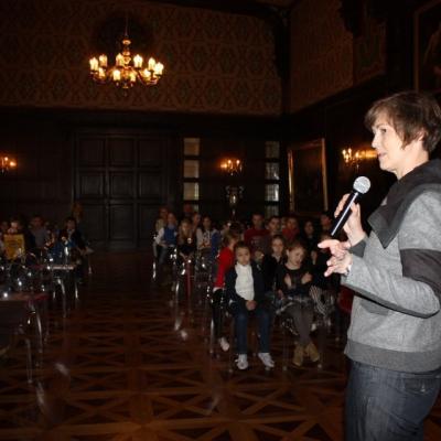 Uczestnicy I Edycji Konkursu Plastycznego "Pocztówka z Pałacu Herbsta" podczas gali wręczania nagród na sali balowej.