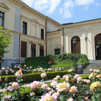 pałac Herbsta od stron kwitnącego ogrodu