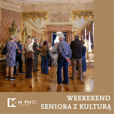 Grupa zwiedzających stoi w eleganckim, bogato zdobionym wnętrzu Pałacu Herbsta, oglądając pałacowe salony ze złoceniami, żyrandolami i wzorzystymi tapetami. Na dole grafiki znajduje się logo „Muzeum Pałac Herbsta” oraz biały napis „WEEKEND SENIORA Z KULTURĄ”.