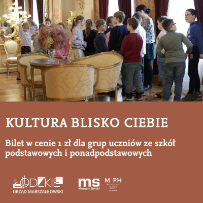 Opiekun oraz grupa dzieci w eleganckim, pałacowym wnętrzu muzeum. Poniżej napis: „Kultura blisko Ciebie. Bilet w cenie 1 zł dla grup uczniów ze szkół podstawowych i ponadpodstawowych” oraz logotypy Województwa Łódzkiego, Muzeum Sztuki w Łodzi i Pałacu Herbsta.
