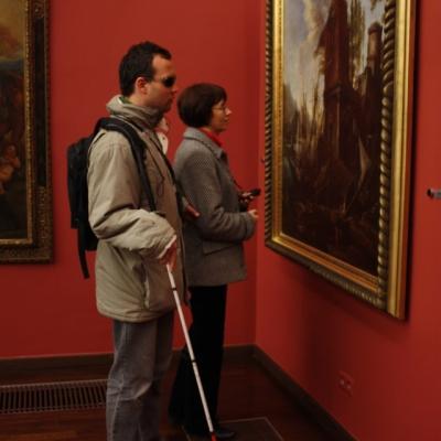 Dwie osoby stojące przed obrazem w galerii