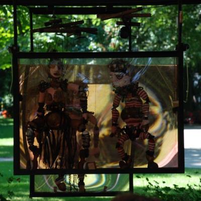 Podwodne marionetki matki i wuja Hamleta w spektaklu "Hamlet" w adaptacji Adama Walnego pod altaną Muzeum Pałac Herbsta.