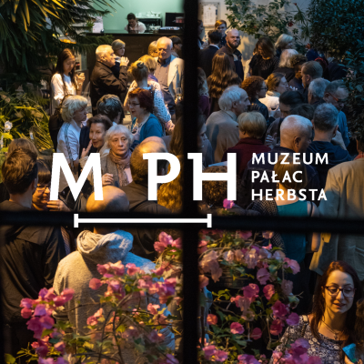 Zdjęcie przedstawia dużą grupę osób. Są ukazani tyłem do obiektywu. Na środku zdjęcia zostało umieszczone białe logo MPH.