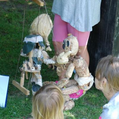 rzedstawienie niezwykłych marionetek wg przygotowanego scenariusza przez uczestniczki warsztatów "Wspomnienie o Annie Herbst" w pałacowym ogrodzie.