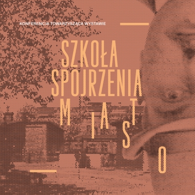 Grafika promocyjna w odcieniach brązu i beżu z napisem: „KONFERENCJA TOWARZYSZĄCA WYSTAWIE – SZKOŁA SPOJRZENIA. MIASTO”. W tle widać rastrowaną ilustrację przedstawiającą widok miasta i koronę drzewa.