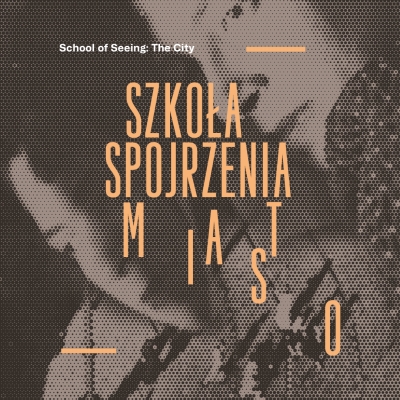 Grafika w stylu retro z silnym efektem kropkowania w odcieniach brązu i beżu. Przedstawia niewyraźną postać oraz elementy architektury miejskiej w tle. Na środku widnieje duży, pomarańczowy napis w języku polskim „SZKOŁA SPOJRZENIA MIASTO”, przy czym litery słowa „MIASTO” są artystycznie rozrzucone w pionie. U góry, mniejszą czcionką, znajduje się angielskie tłumaczenie: „School of Seeing: The City”. Całość kompozycji dopełniają dwie krótkie, poziome, pomarańczowe linie.