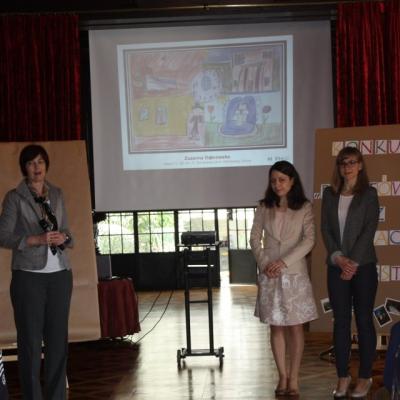 Sala balowa. Prowadzące finał konkursu. W tle prezentacja ze zgłoszonymi pracami.