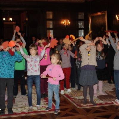 Uczestnicy Małego Salonu Muzycznego ruszają się z liśćmi w dłoniach