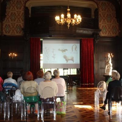 Uczestnicy na wykładzie "Obicia, dywany, draperie. Tkaniny we wnętrzach" na sali balowej w Pałacu Herbsta.