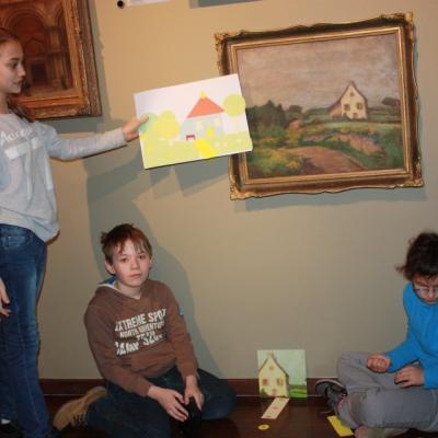 Uczestnicy warsztatu przy obrazie Władysława Ślewińskiego porównują swoją pracę z oryginałem.