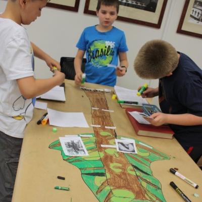 Zespołowa praca uczniów na warsztatach "Drzewo pokoleń"