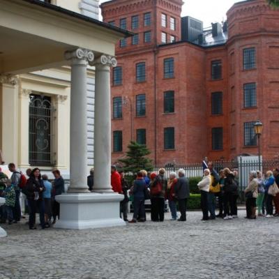 Zdjęcie przedstawia tłum przed wejściem do pałacu Herbsta.
