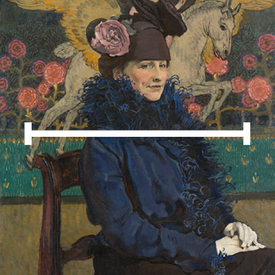 Obraz przedstawia portret kobiety siedzącej na drewnianym krześle. Kobieta ubrana jest w ciemnogranatowy płaszcz z bogatym futrzanym kołnierzem i mankietami. Na głowie ma ciemny kapelusz ozdobiony różowymi kwiatami. Trzyma białe rękawiczki w dłoniach, które są oparte na kolanach. W tle znajduje się stylizowany wizerunek pegaza otoczonego różowymi kwiatami na ciemnym tle. Przez środek obrazu biegnie biały pasek.