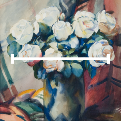 Obraz przedstawia bukiet białych róż z odcieniami różu i błękitu, ułożony w wazonie o ciemnoniebieskich i szarych tonach. Kwiaty otoczone są zielonymi liśćmi. Tło składa się z dynamicznych, barwnych pociągnięć pędzla w odcieniach brązu, czerwieni i zieleni. Przez środek kompozycji przebiega biały pasek.