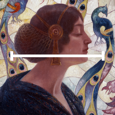 Obraz przedstawia profil kobiety zwróconej w lewo, z zamkniętymi oczami i ciemnymi włosami upiętymi w siatkę ozdobioną złotą biżuterią. Ma na sobie ciemne, wzorzyste ubranie i złote, geometryczne kolczyki. W tle znajdują się dekoracyjne pawie pióra i stylizowane ptaki w jasnych barwach. Na wysokości ust kobiety widnieje poziomy, biały pasek.