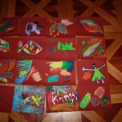 kolorowe prace plastyczne na brązowym papierze ściernym