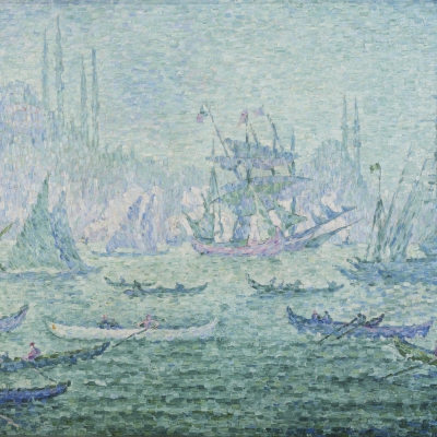 Obraz przedstawiający port i łodzie w błękitnych barwach, z nałożonym na środku białym symbolem poziomej linii.