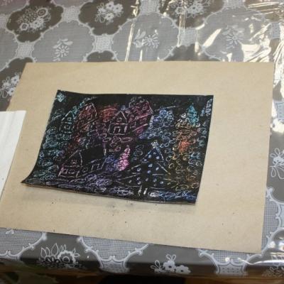 praca plastyczna na czarnym papierze