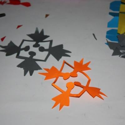 wycięte z pomarańczowego i czarnego papieru wzory